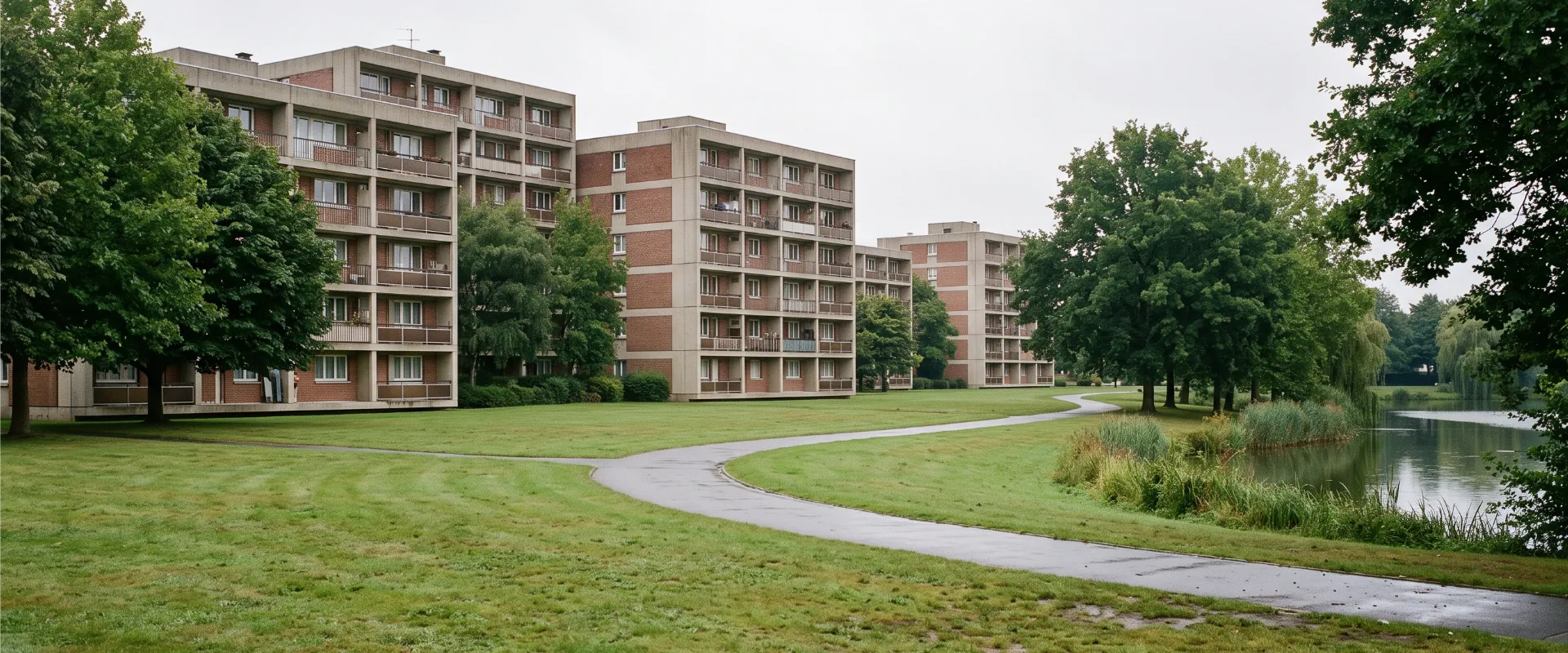Résidences des années 1970 et espaces verts à Villeneuve-d'Ascq